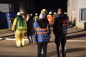 POL-STD: Feuer in Baumaschinenlagerhalle in Dollern - Feuerwehr kann Ausbreitung verhindern