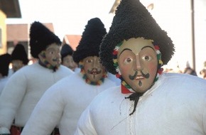 Innsbruck Tourismus: Die wohl raueste Tiroler Fasnacht: Beim Axamer Wampelerreiten gilt es, eine "weiße Weste" zu bewahren - BILD