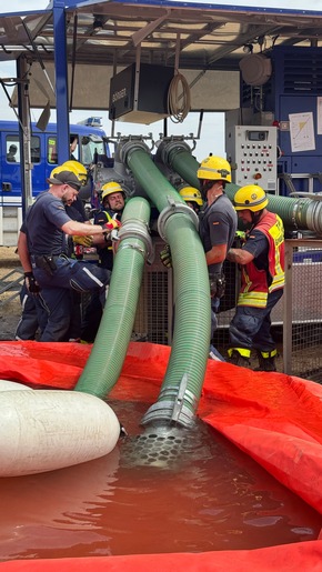 THW SN-TH: Brandeinsatz Gohrischheide: THW Wasserlogistik - Unverzichtbare Unterstützung bei Löscharbeiten der Feuerwehr