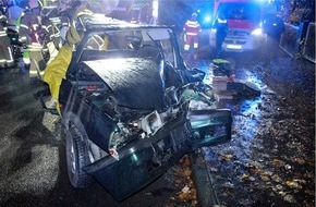 Polizei Mettmann: POL-ME: Auf regennasser Fahrbahn in den Gegenverkehr geraten - Drei Fahrzeuginsassen verletzt - Wülfrath - 2211144