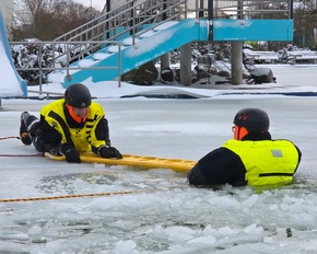 FW Celle: Feuerwehr warnt vor dem Betreten von Eisfl&auml;chen - Eisretter der Feuerwehr Celle einsatzbereit - Feuerwehr &uuml;bt den Ernstfall im Celler Badeland!