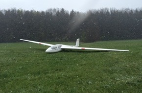 Feuerwehr Stolberg: FW-Stolberg: Kontrollierte Sicherheitslandung eines Segelflugzeuges / Schwerer Verkehrsunfall