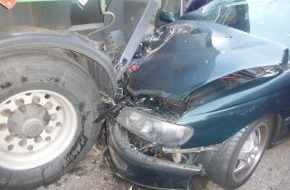 Polizei Düren: POL-DN: Schwerverletzter bei Verkehrsunfall in Schmidt