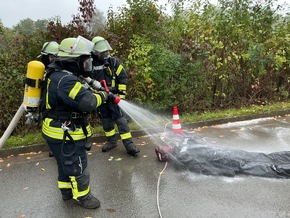 FW Beverungen: Gemeinsames Zirkeltraining stärkt Zusammenarbeit über Grenzen hinweg / Feuerwehren und Rettungsdienste aus dem Dreiländereck üben in Beverungen
