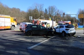 Feuerwehr Bergisch Gladbach: FW-GL: Verkehrsunfall im Kreuzungsbereich mit 4 Verletzten - Gemeinsame Mitteilung Polizei Rhein-Berg und Feuerwehr Bergisch Gladbach