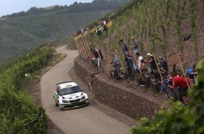 Skoda Auto Deutschland GmbH: SKODA Pilot Sepp Wiegand beendet Heim-Rallye auf Platz vier (BILD)