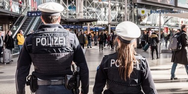 Bundespolizeidirektion München: Bundespolizeidirektion München: In Anwesenheit der Söhne / Unbekannter tritt Familienvater