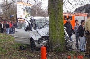 Feuerwehr Essen: FW-E: Volksfeststimmung nach Verkehrsunfall in Katernberg