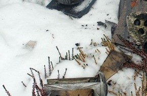 Kreispolizeibehörde Olpe: POL-OE: Mehrere Grablampen auf dem Friedhof in Altenhundem zerstört