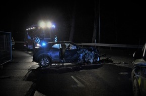 Polizei Paderborn: POL-PB: 15-Jähriger verunglückt mit Auto des Vaters - zwei Schwerverletzte