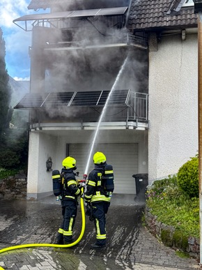 FW Wenden: Zimmerbrand in Wenden: Feuer greift von Balkon auf Wohnung und Dach &uuml;ber