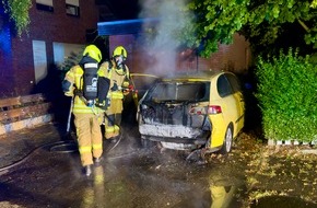 Kreisfeuerwehr Oldenburg: FW-OLL: Nächtlicher Fahrzeugbrand vor Wohngebäude
