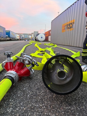 Feuerwehr Weil: Feuerwehr stoppt Gefahrstoffaustritt im Umschlagbahnhof Weil am Rhein