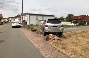 Polizeipräsidium Westpfalz: POL-PPWP: SUV brettert  über Findlinge - Totalschaden