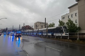 Feuerwehr Weinheim: FW Weinheim: Entstehungsbrand in Stra&szlig;enbahn - Feuerwehr Weinheim mehrfach am Mittwoch gefordert