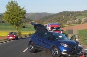 Polizei Düren: POL-DN: Gegenverkehr beim Abbiegen übersehen - zwei Verletzte