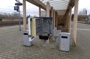 Bundespolizeiinspektion Rostock: BPOL-HRO: Zigarettenautomat am Bahnhof aufgebrochen