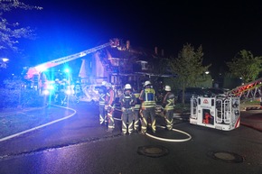 FW Norderstedt: Frieda-Nadig-Stieg - Carportbrand greift auf Endreihenhaus über