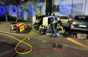 Feuerwehr Achern: FW Achern: LKW Fahrer unter Fahrerhaus eingeklemmt - Verkehrsunfall in Acherner Innenstadt