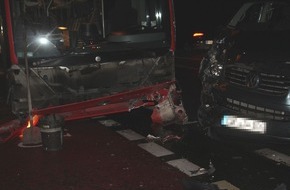 Polizei Coesfeld: POL-COE: Senden, B235/ Auto und unbesetzter Bus kollidieren