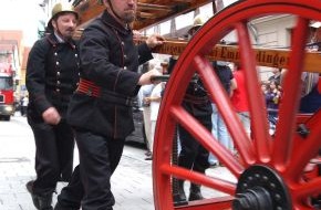 Deutscher Feuerwehrverband e. V. (DFV): 'Steig Auf' - Die Geschichte der Feuerwehrleiter
Historischer Corso durch die Ulmer Innenstadt - 06.07.2003
   ---Sperrfrist 15 Uhr---