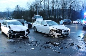 Polizei Rheinisch-Bergischer Kreis: POL-RBK: Overath - Zwei Personen bei Frontalzusammenstoß leicht verletzt