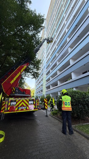 Feuerwehr MTK: Wohnungsbrand in Okrifteler Hochhaus - Mehrere Menschen und Tiere gerettet