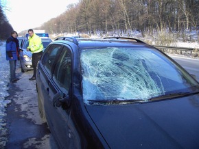 POL-HI: Mutter und 10-jähriger Junge entgehen nur knapp tragischen Verkehrsunfall / grosse Eisscholle löst sich vom Dach eines Lkw und prallt in Windschutzscheibe