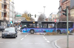 Polizeipräsidium Westpfalz: POL-PPWP: Zwei Verletzte bei Unfall mit Linienbus - Zeugen gesucht