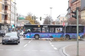 Polizeipräsidium Westpfalz: POL-PPWP: Zwei Verletzte bei Unfall mit Linienbus - Zeugen gesucht