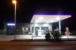 Polizei Minden-Lübbecke: POL-MI: Tankstelle überfallen: Räuber bedroht Angestellte mit Küchenmesser