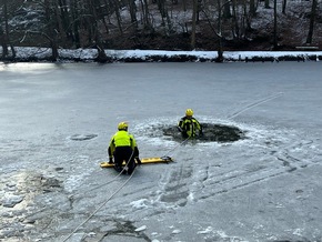 FW Hennef: Feuerwehr Hennef &uuml;bt Menschrettung auf zugefrorenem Teich