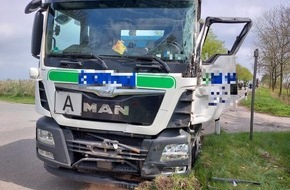 Polizeiinspektion Stade: POL-STD: Zwei Verletzte bei Unfall im Alten Land