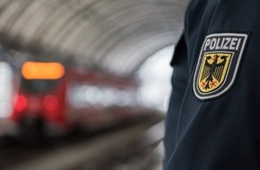Bundespolizeidirektion M&uuml;nchen: Bundespolizeidirektion M&uuml;nchen: Frau greift Bundespolizisten am Bahnhof Weiden t&auml;tlich an