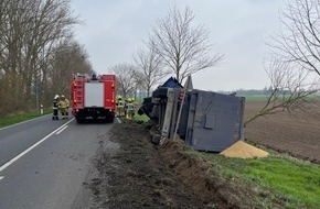 Polizeiinspektion Anklam: POL-ANK: LKW bei Unfall auf der B109 umgekippt - Diesel und geladenes Korn ausgelaufen