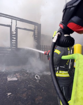 FW L&uuml;chow-Dannenberg: +++ Gro&szlig;einsatz der Feuerwehren in L&uuml;chow-Dannenberg +++ Wohnhaus aus Holz brennt am Gr&uuml;ndonnerstag vollst&auml;ndig aus +++