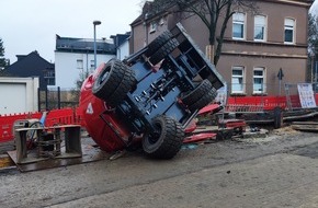 Feuerwehr Mülheim an der Ruhr: FW-MH: Bagger in Baugrube - Eine leicht verletzte Person