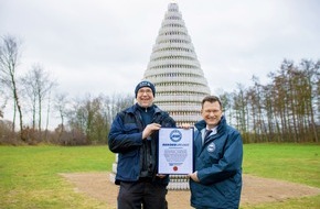 REKORD-INSTITUT für DEUTSCHLAND: Schnapsidee wurde jetzt offiziell zum Weltrekord gekürt: Rekord-Institut für Deutschland (RID) bestätigt: weltweit "größter Weihnachtsbaum aus Glasflaschen" steht mit 5.038 Glasflaschen in der Gemeinde ...