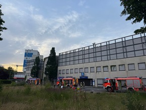 FW Norderstedt: Brand in Tiefgarage in der Berliner Allee - Drei Fahrzeuge vollständig ausgebrannt, rund 70 Einsatzkräfte mehrere Stunden im Einsatz