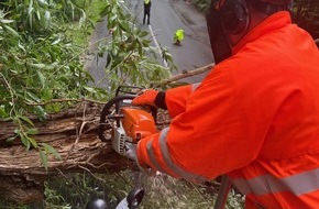 Feuerwehr Hannover: FW Hannover: Am heutigen Nachmittag rückte die Feuerwehr Hannover zu mehreren unwetterbedingte Einsätzen aus