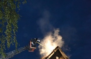 Kreisfeuerwehr Rotenburg (Wümme): FW-ROW: Zimmerbrand setzt Dachstuhl beim Einfamilienhaus in Brand