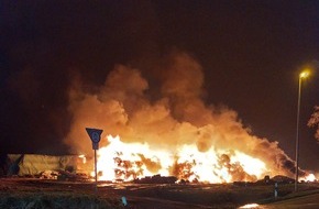 Freiwillige Feuerwehr Gangelt: FW Gangelt: brennende Strohmiete in der Silvesternacht