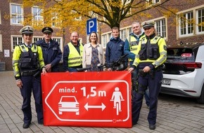Polizei Coesfeld: POL-COE: Kreis Coesfeld/Für mehr Sicherheit im Straßenverkehr: #anderthalbmeterAbstand - Aufkleber-Aktion von Polizei, Stadt Coesfeld und ADFC