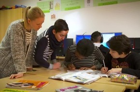Bildung als Schlüssel zur Integration: Nachhilfe-Institut Studienkreis unterstützt junge und erwachsene Flüchtlinge mit kostenlosem Sprachunterricht