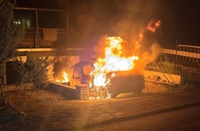 Polizeiinspektion Nienburg / Schaumburg: POL-NI: Fahrzeug gerät in Hofeinfahrt in Brand
