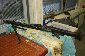 Polizeidirektion Göttingen: POL-GOE: (01) Vergrabenes Waffenlager ausgehoben: Sonde lokalisiert 26 Langwaffen