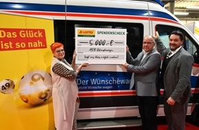 Sächsische Lotto-GmbH: Sachsenlottos Möglichmacherin Katrin Koch übergibt 5.000 Euro-Scheck an ASB-Wünschewagen