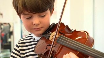 NDR Norddeutscher Rundfunk: NDR Doku "Mit dem Körper hören" begleitet hörgeschädigte Kinder beim Erlernen eines Instruments