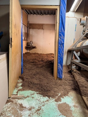 ZOLL-E: Staatsanwaltschaft Düsseldorf und Zollfahndung Essen Schlag gegen internationale illegale Zigarettenproduktion/illegale Zigarettenfabrik / 13 Festnahmen, 12 Haftbefehle / Steuerschaden in Millionenhöhe