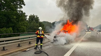 FW Stockach: Fahrzeugbrand auf der Autobahn A98